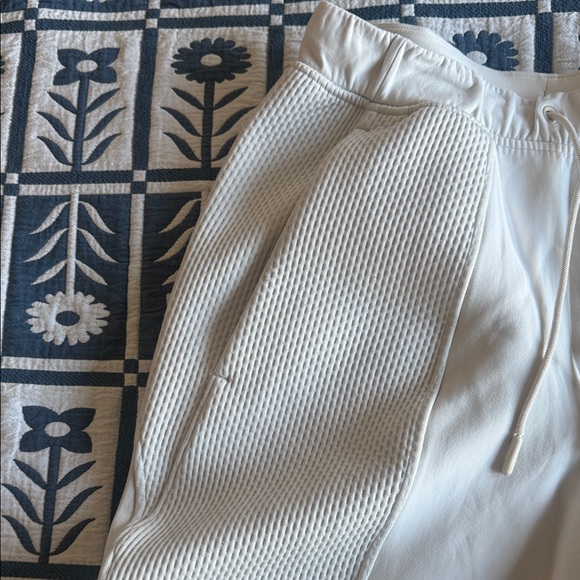 Lululemon Mixed Fabric Relaxed-Fit Tapered High-Rise Pant - medium - Picture 2 of 6